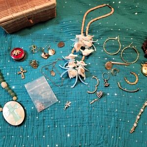 Elegant Floral Necklace with Beads